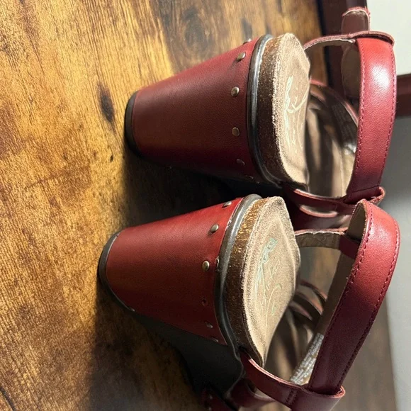 Dansko Frida Red Leather Wedge Multi-Strap Women's Sandals - Picture 5 of 9